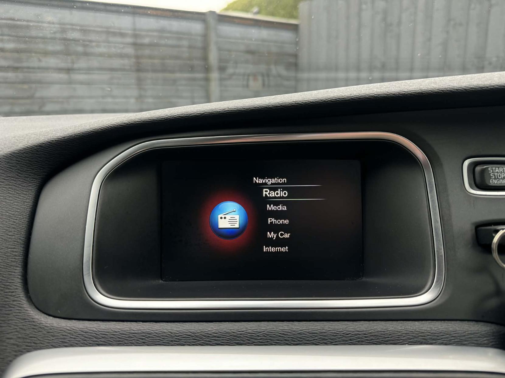 Volvo V40 2.0 D4 R-Design Nav Hatchback 5dr Diesel Manual Euro 6 (s/s) (190 ps)