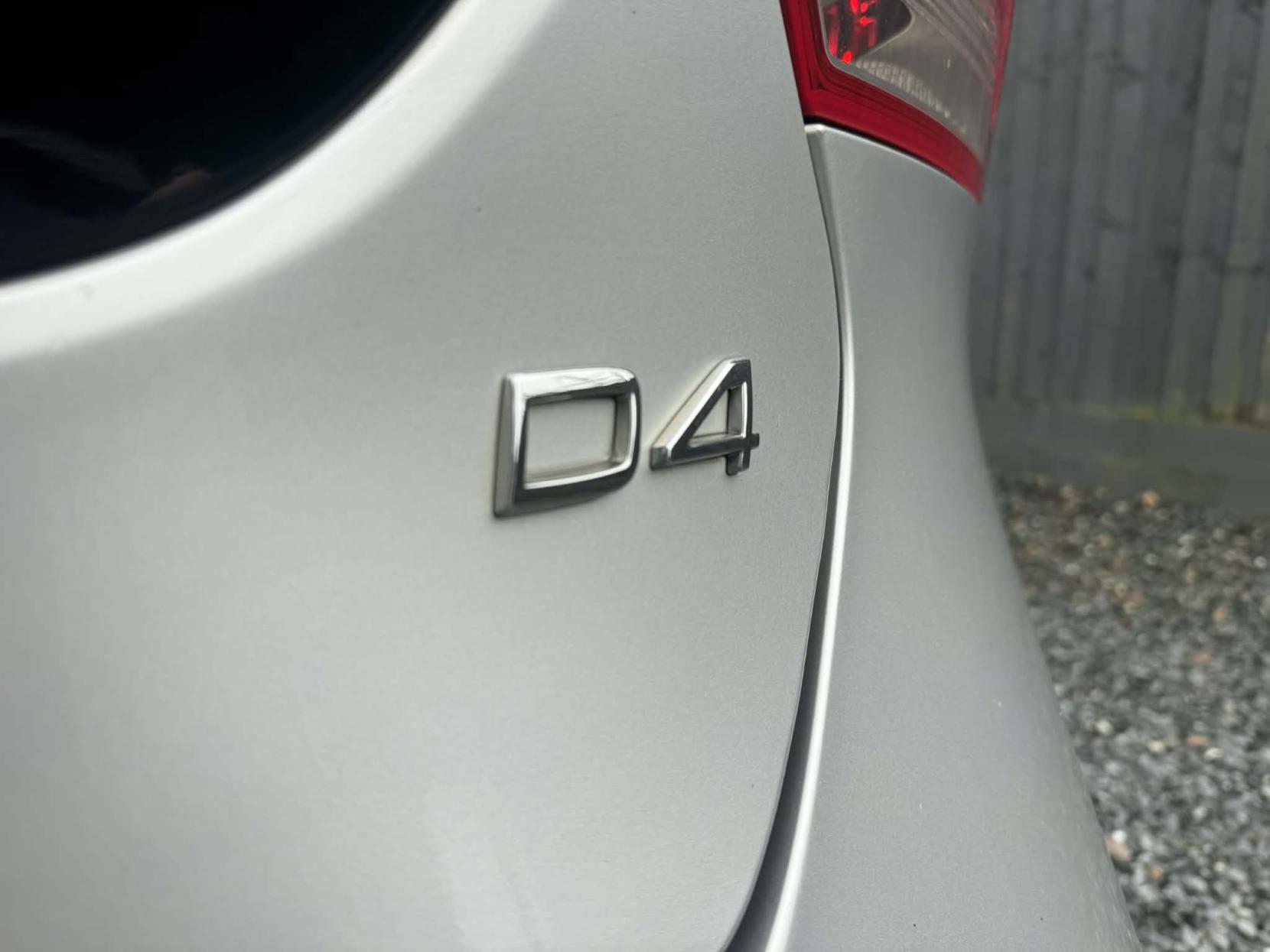 Volvo V40 2.0 D4 R-Design Nav Hatchback 5dr Diesel Manual Euro 6 (s/s) (190 ps)