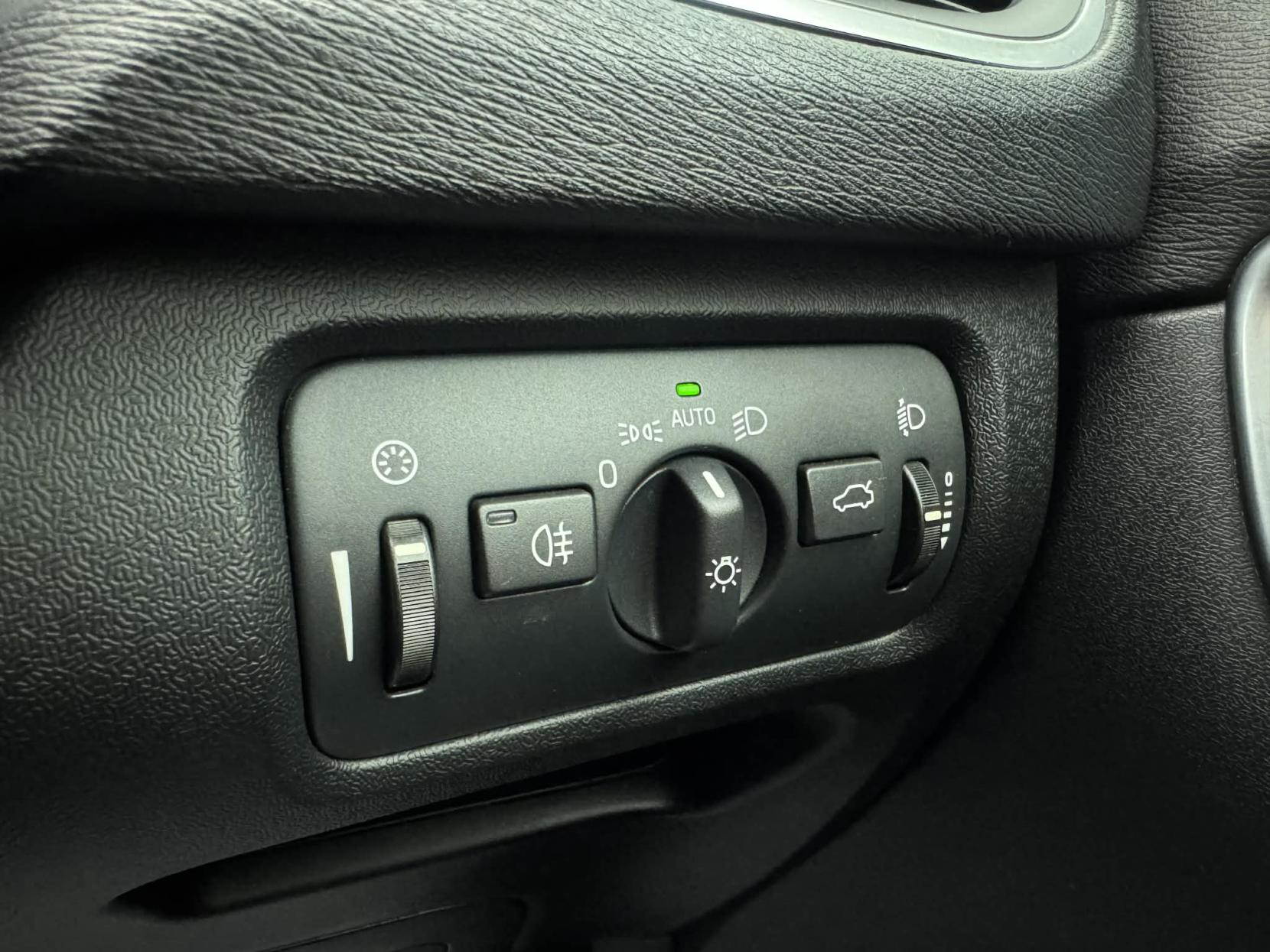 Volvo V40 2.0 D4 R-Design Nav Hatchback 5dr Diesel Manual Euro 6 (s/s) (190 ps)