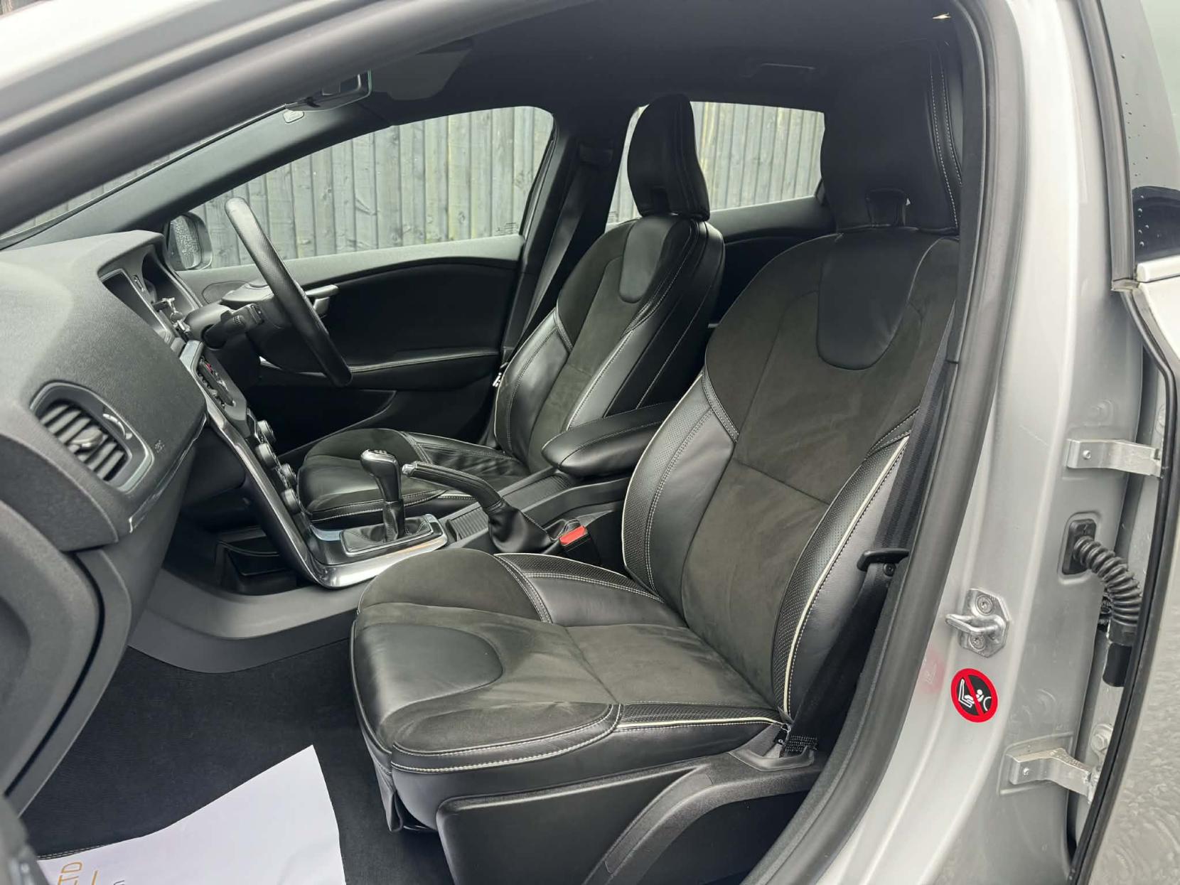 Volvo V40 2.0 D4 R-Design Nav Hatchback 5dr Diesel Manual Euro 6 (s/s) (190 ps)