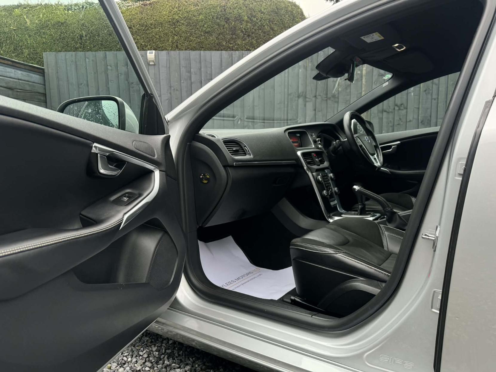 Volvo V40 2.0 D4 R-Design Nav Hatchback 5dr Diesel Manual Euro 6 (s/s) (190 ps)