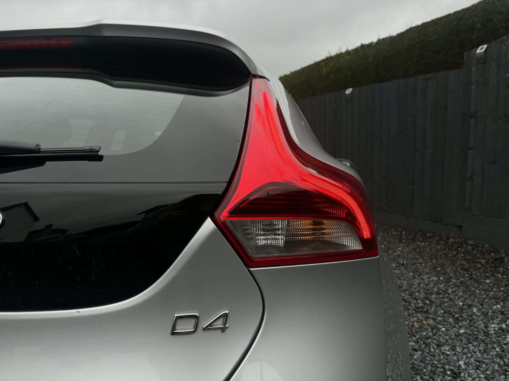 Volvo V40 2.0 D4 R-Design Nav Hatchback 5dr Diesel Manual Euro 6 (s/s) (190 ps)