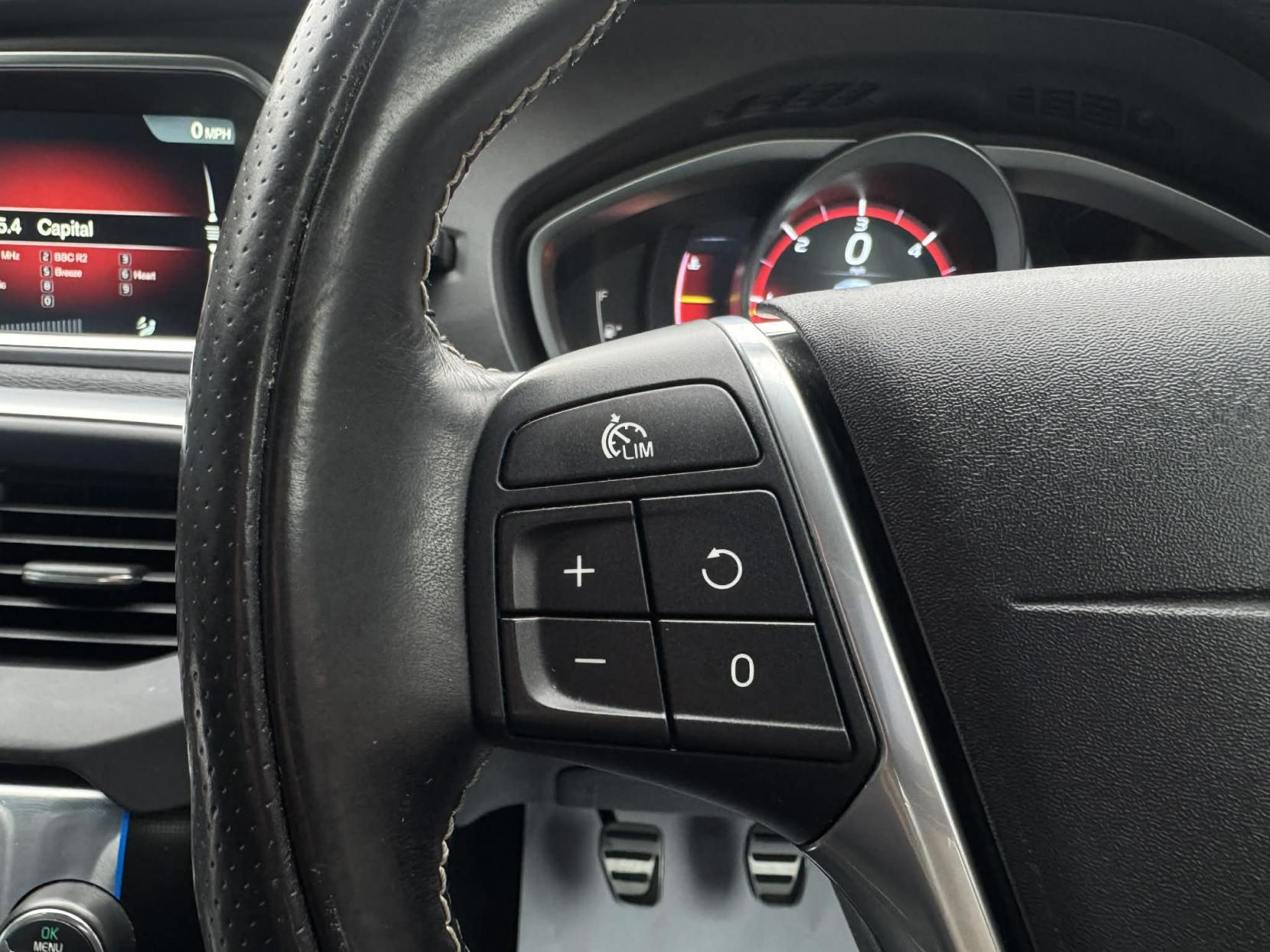 Volvo V40 2.0 D4 R-Design Nav Hatchback 5dr Diesel Manual Euro 6 (s/s) (190 ps)