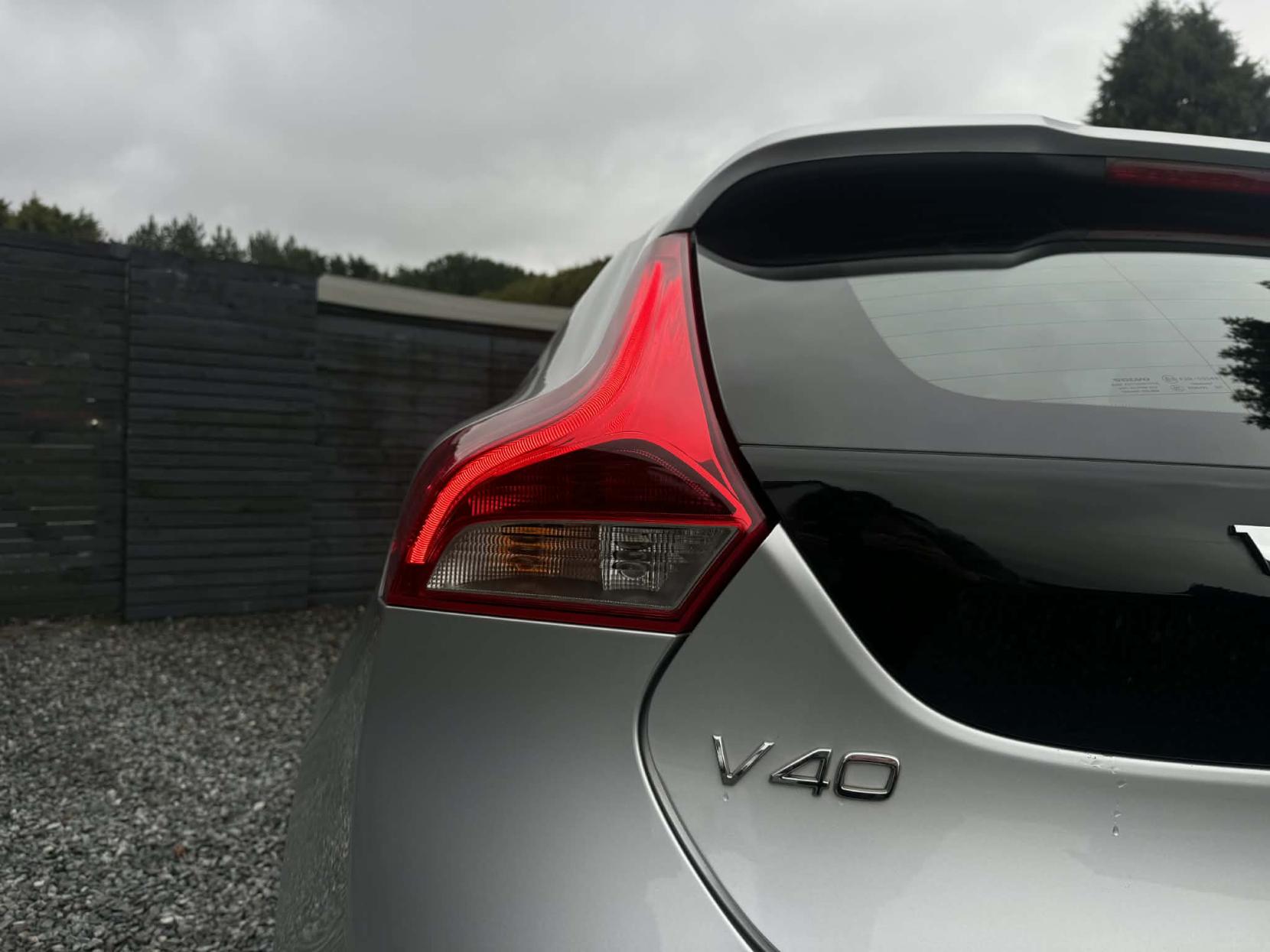 Volvo V40 2.0 D4 R-Design Nav Hatchback 5dr Diesel Manual Euro 6 (s/s) (190 ps)