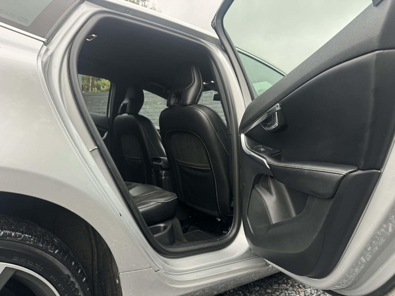 Volvo V40 2.0 D4 R-Design Nav Hatchback 5dr Diesel Manual Euro 6 (s/s) (190 ps)