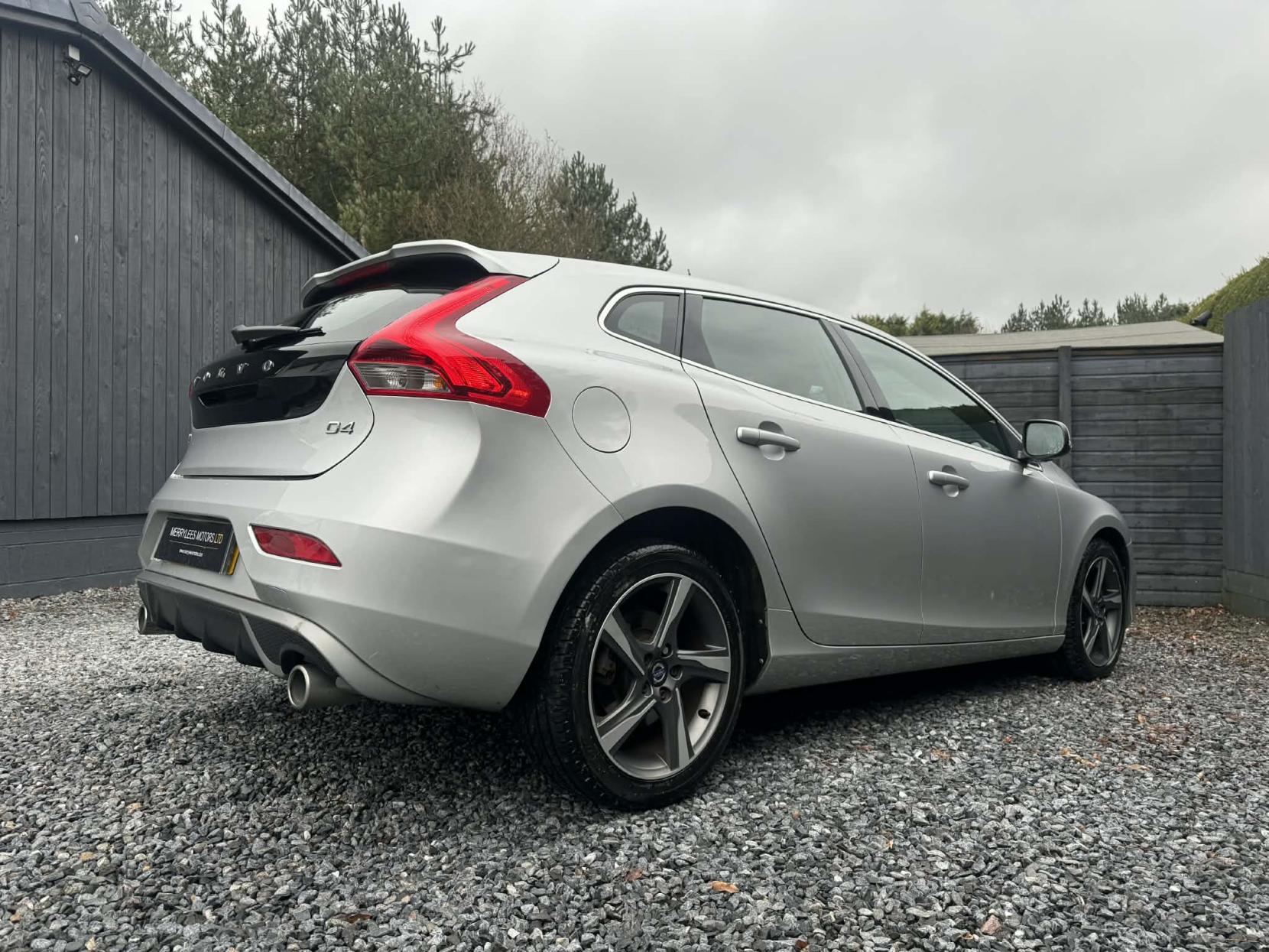 Volvo V40 2.0 D4 R-Design Nav Hatchback 5dr Diesel Manual Euro 6 (s/s) (190 ps)