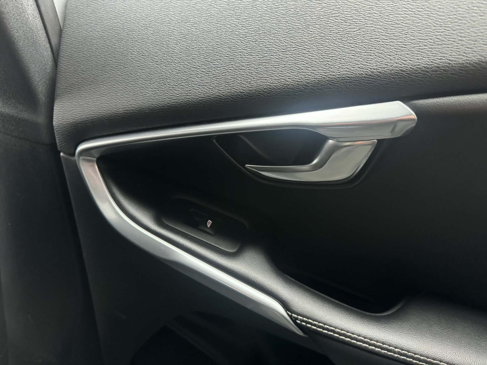 Volvo V40 2.0 D4 R-Design Nav Hatchback 5dr Diesel Manual Euro 6 (s/s) (190 ps)