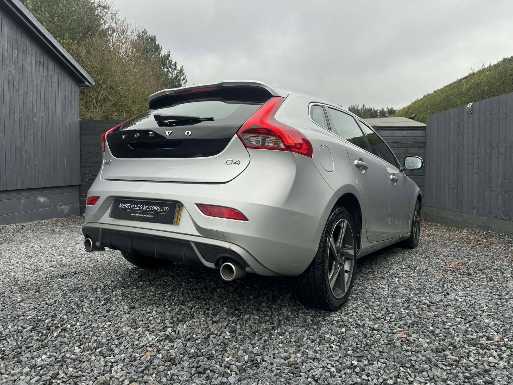 Volvo V40 2.0 D4 R-Design Nav Hatchback 5dr Diesel Manual Euro 6 (s/s) (190 ps)