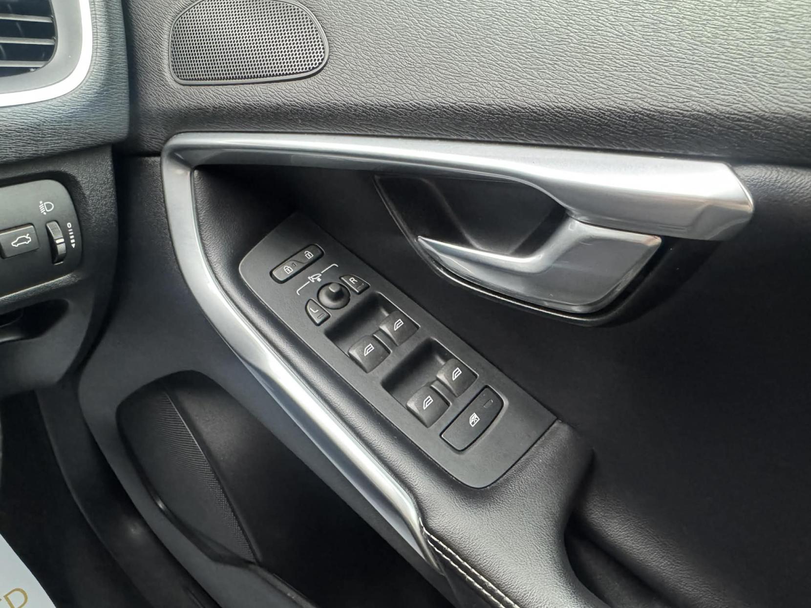 Volvo V40 2.0 D4 R-Design Nav Hatchback 5dr Diesel Manual Euro 6 (s/s) (190 ps)