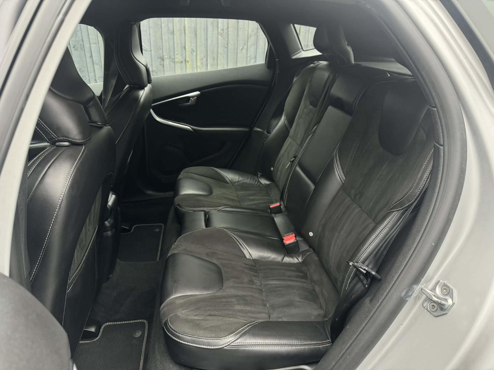 Volvo V40 2.0 D4 R-Design Nav Hatchback 5dr Diesel Manual Euro 6 (s/s) (190 ps)