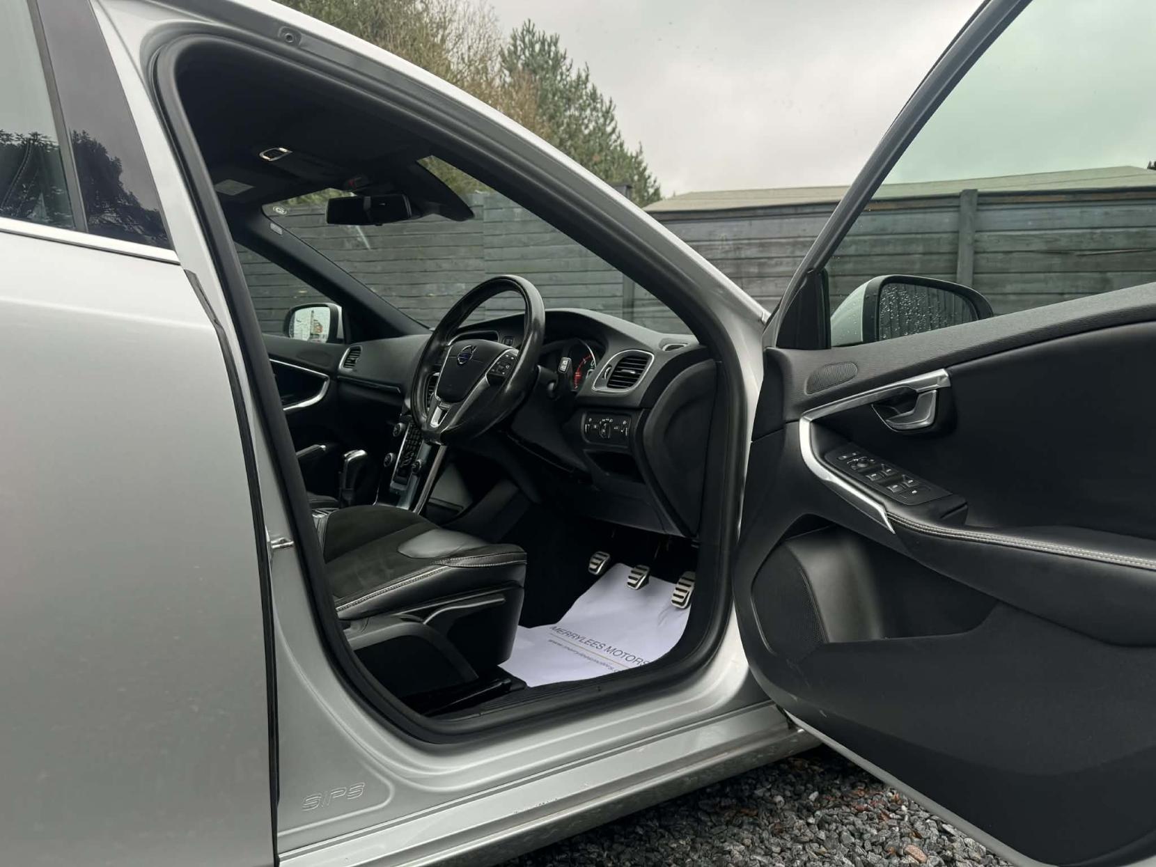 Volvo V40 2.0 D4 R-Design Nav Hatchback 5dr Diesel Manual Euro 6 (s/s) (190 ps)