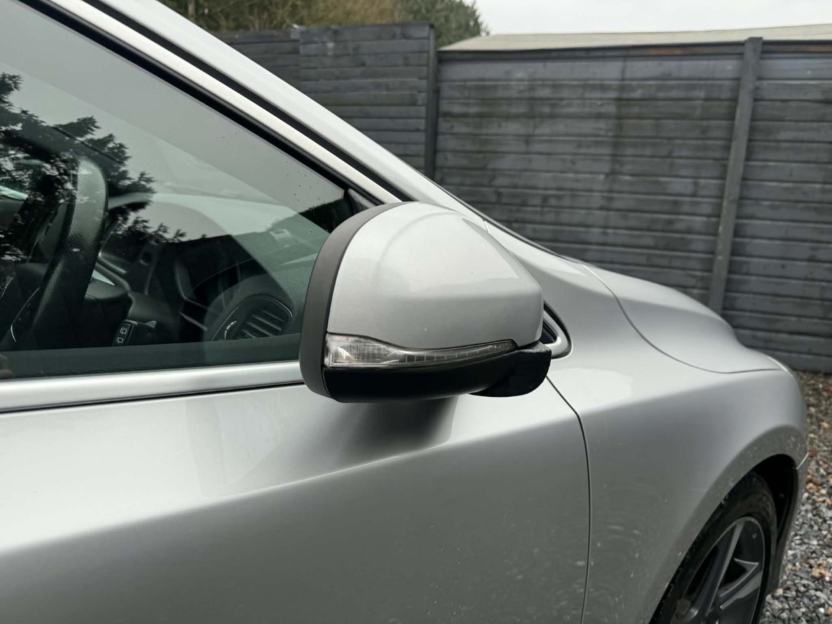 Volvo V40 2.0 D4 R-Design Nav Hatchback 5dr Diesel Manual Euro 6 (s/s) (190 ps)