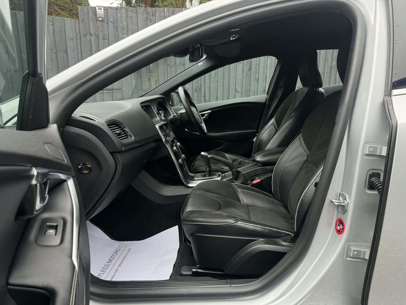 Volvo V40 2.0 D4 R-Design Nav Hatchback 5dr Diesel Manual Euro 6 (s/s) (190 ps)