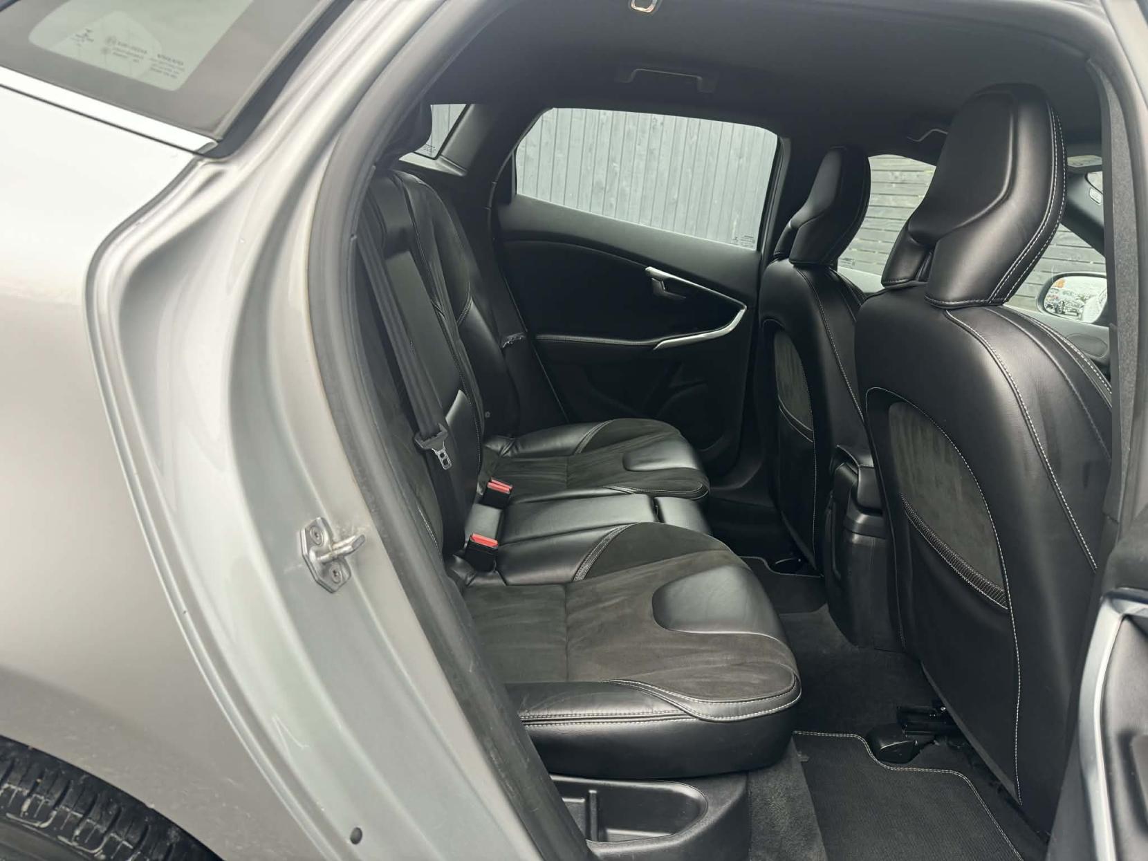 Volvo V40 2.0 D4 R-Design Nav Hatchback 5dr Diesel Manual Euro 6 (s/s) (190 ps)