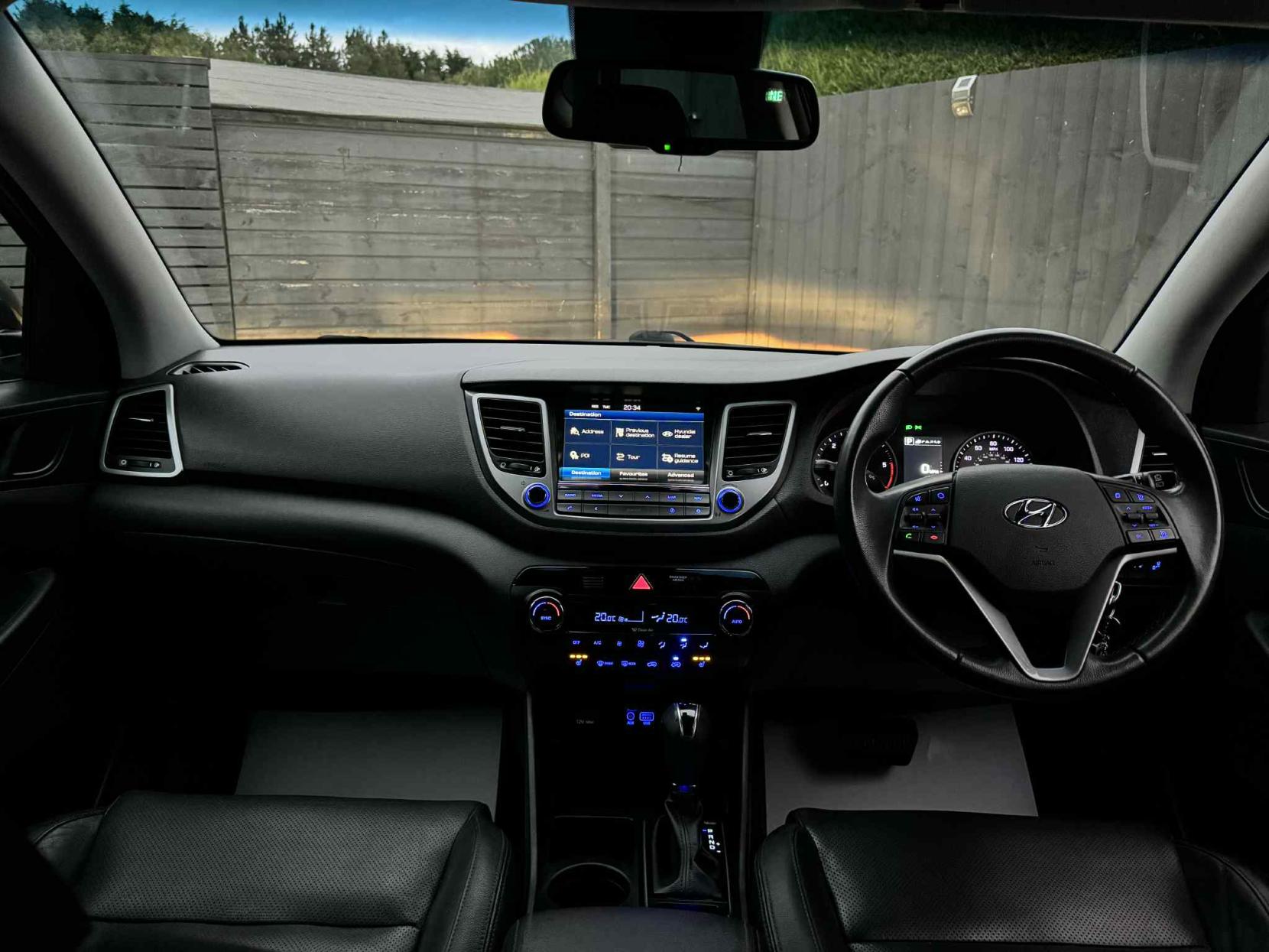 Hyundai TUCSON 2.0 CRDi Premium SUV 5dr Diesel Auto 4WD Euro 6 (136 ps)