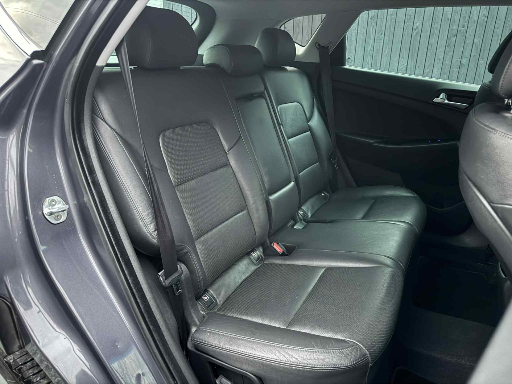 Hyundai TUCSON 2.0 CRDi Premium SUV 5dr Diesel Auto 4WD Euro 6 (136 ps)