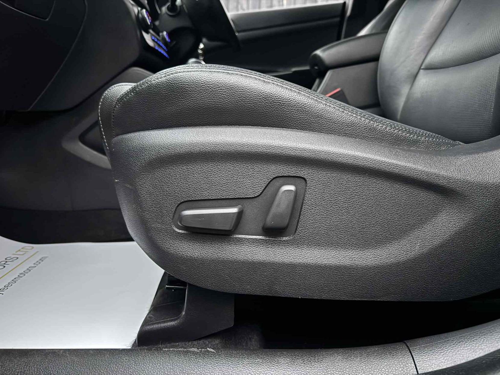 Hyundai TUCSON 2.0 CRDi Premium SUV 5dr Diesel Auto 4WD Euro 6 (136 ps)
