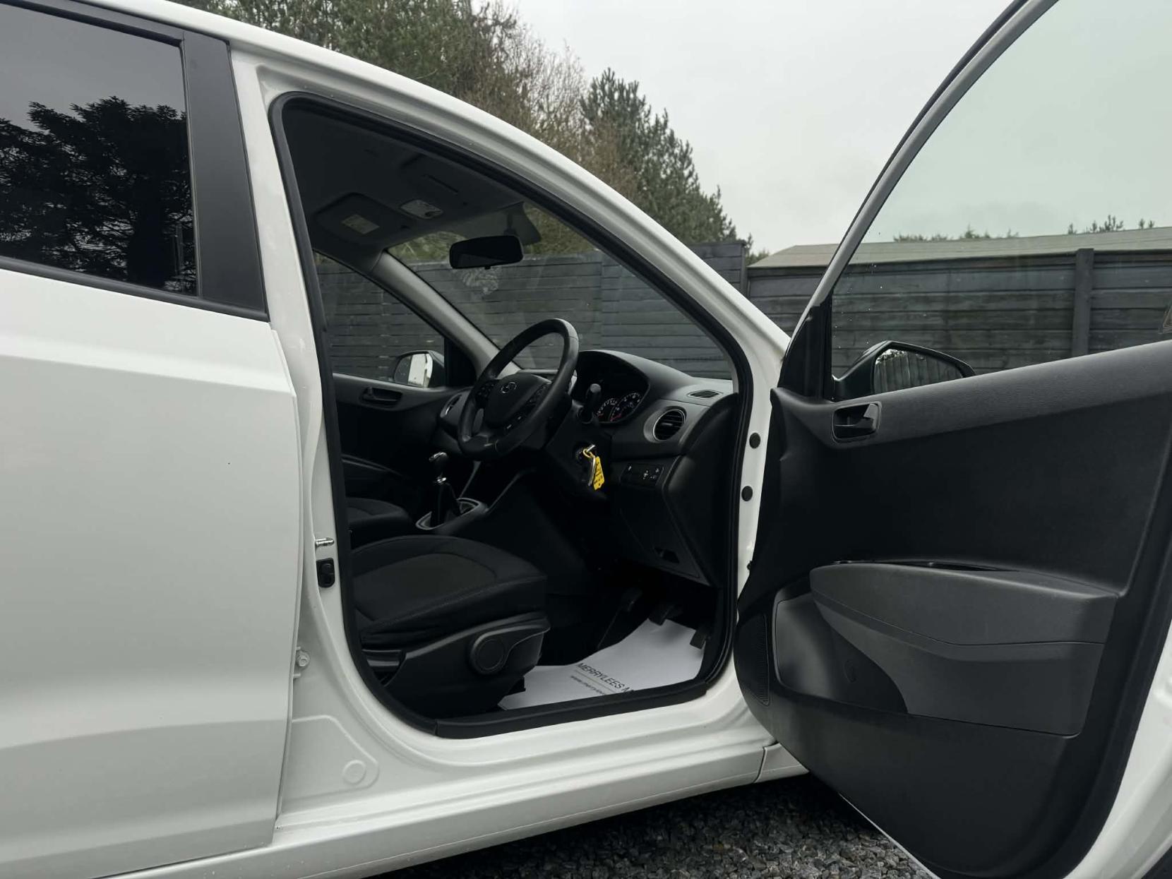 Hyundai i10 1.0 Play Hatchback 5dr Petrol Manual Euro 6 (67 ps)