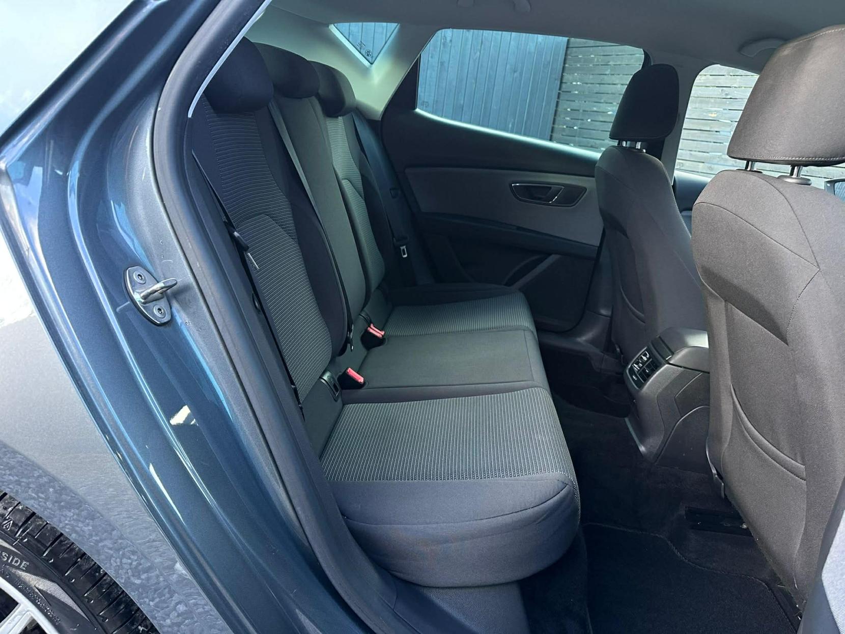 SEAT Leon 1.6 TDI SE Dynamic Technology Hatchback 5dr Diesel DSG Euro 6 (s/s) (115 ps)