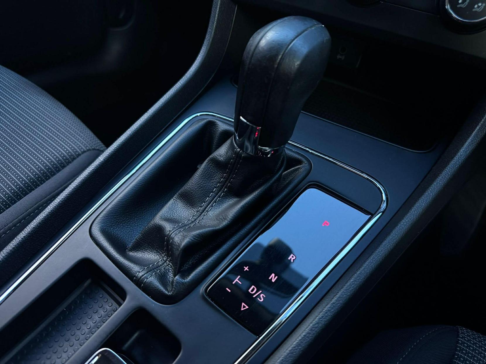 SEAT Leon 1.6 TDI SE Dynamic Technology Hatchback 5dr Diesel DSG Euro 6 (s/s) (115 ps)