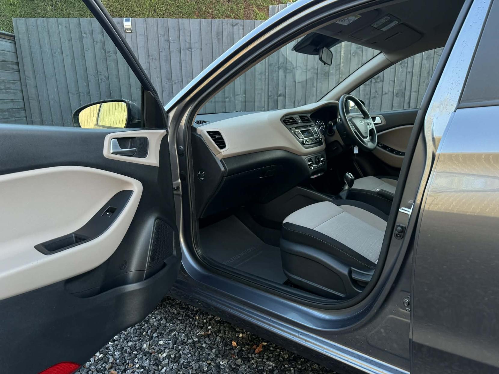 Hyundai i20 1.4 SE Hatchback 5dr Petrol Manual Euro 6 (100 ps)