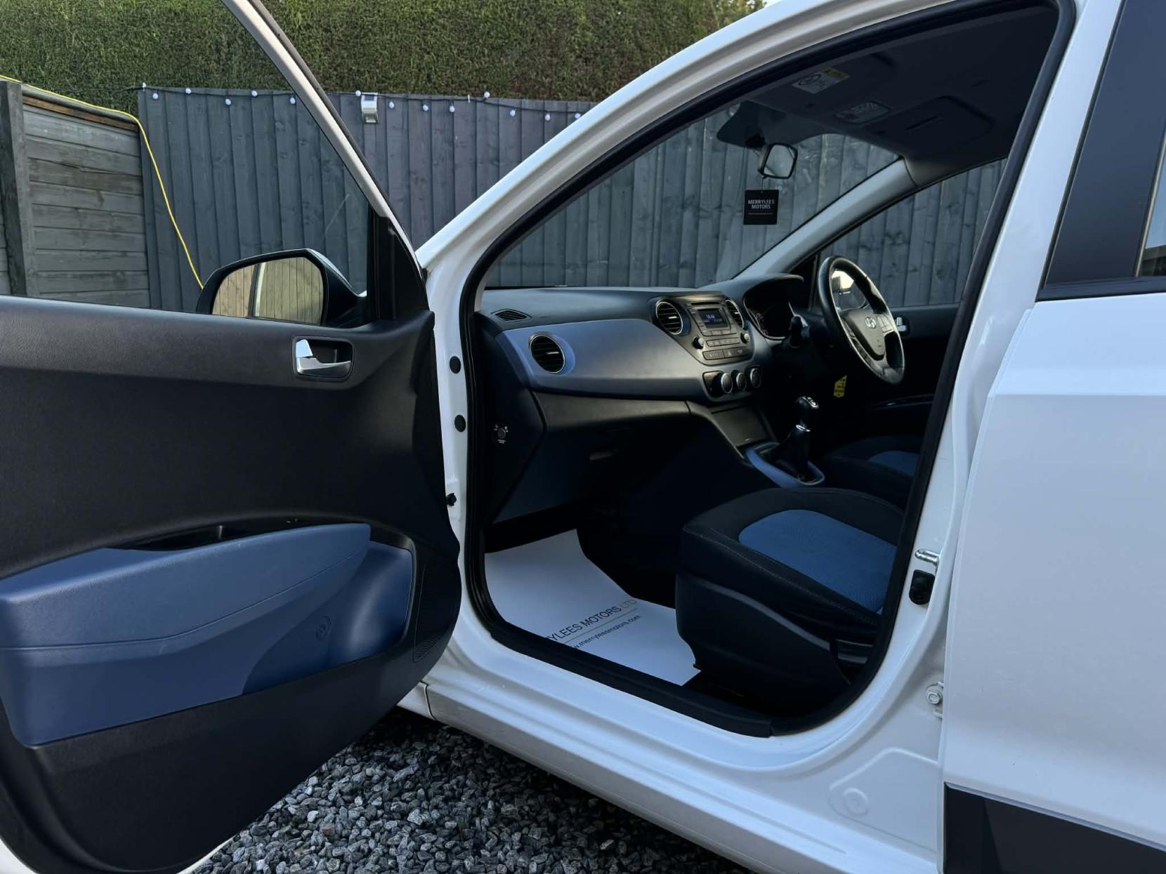 Hyundai i10 1.2 Premium Hatchback 5dr Petrol Manual Euro 5 (87 ps)