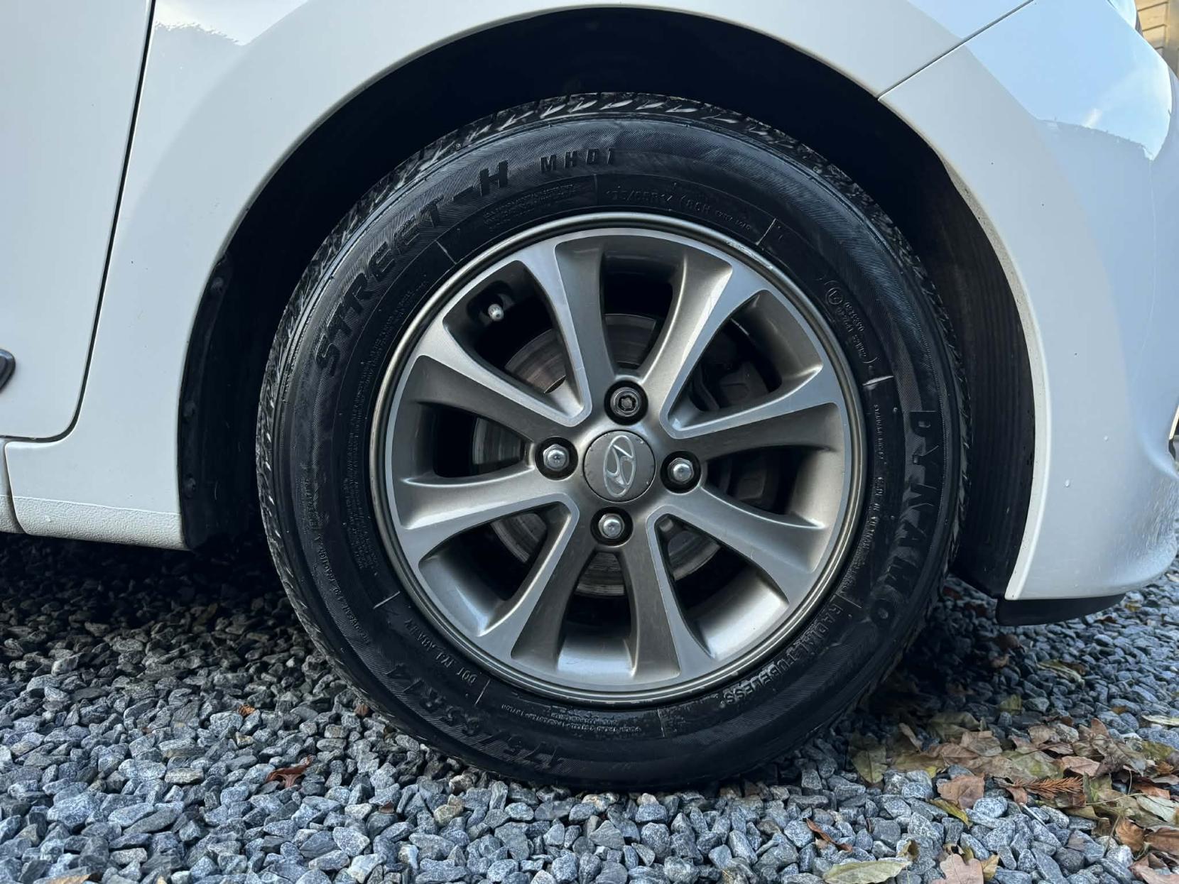 Hyundai i10 1.2 Premium Hatchback 5dr Petrol Manual Euro 5 (87 ps)