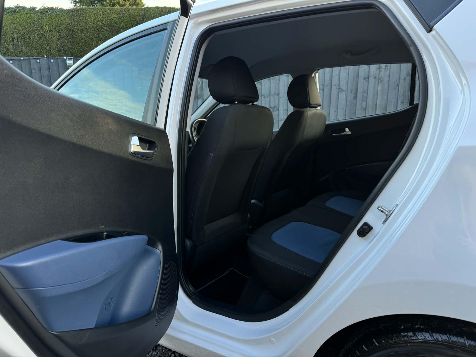 Hyundai i10 1.2 Premium Hatchback 5dr Petrol Manual Euro 5 (87 ps)