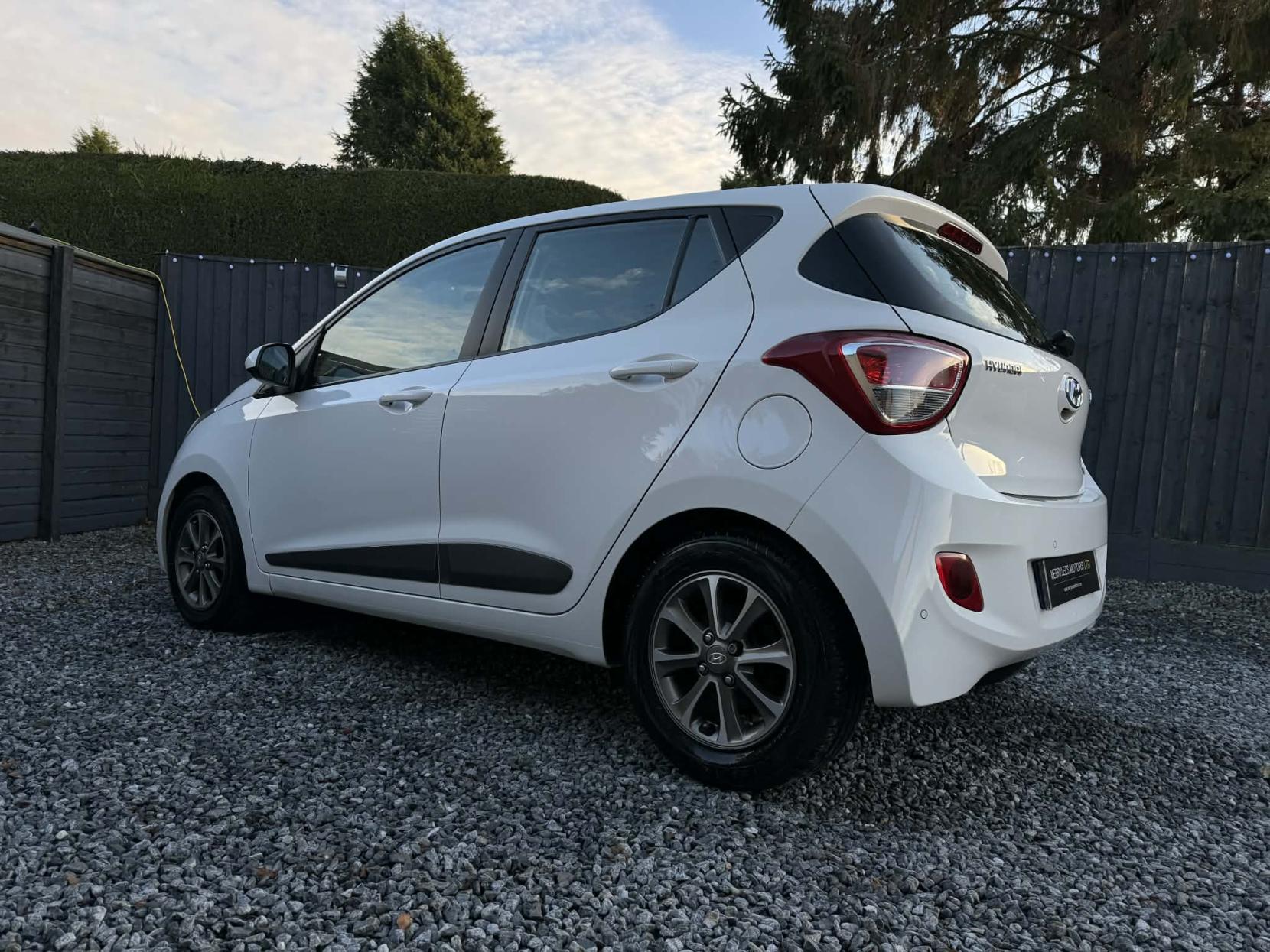 Hyundai i10 1.2 Premium Hatchback 5dr Petrol Manual Euro 5 (87 ps)