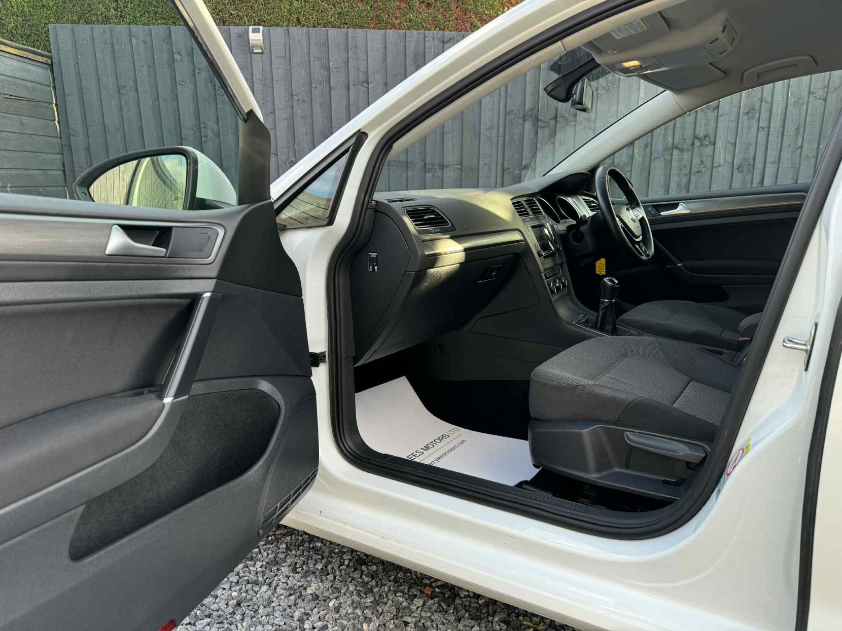 Volkswagen Golf 1.6 TDI BlueMotion Tech SE Hatchback 5dr Diesel Manual Euro 5 (s/s) (105 ps)