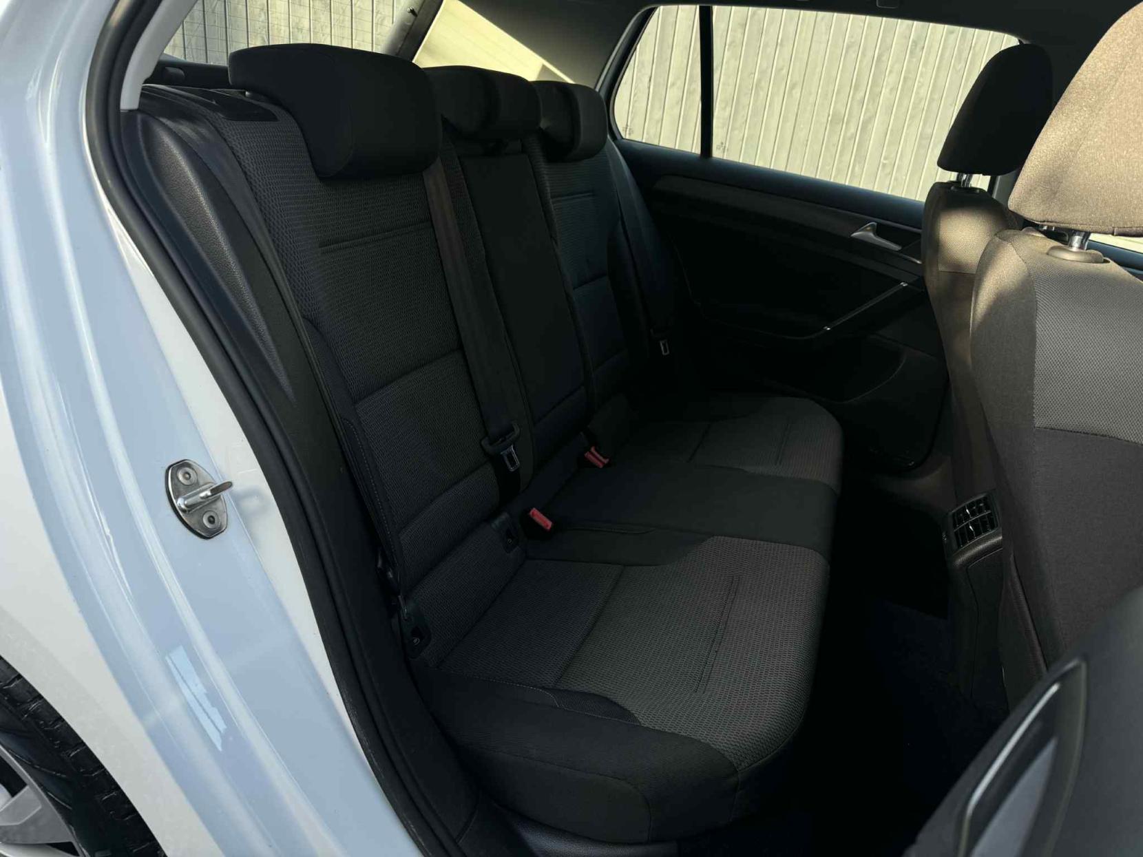 Volkswagen Golf 1.6 TDI BlueMotion Tech SE Hatchback 5dr Diesel Manual Euro 5 (s/s) (105 ps)