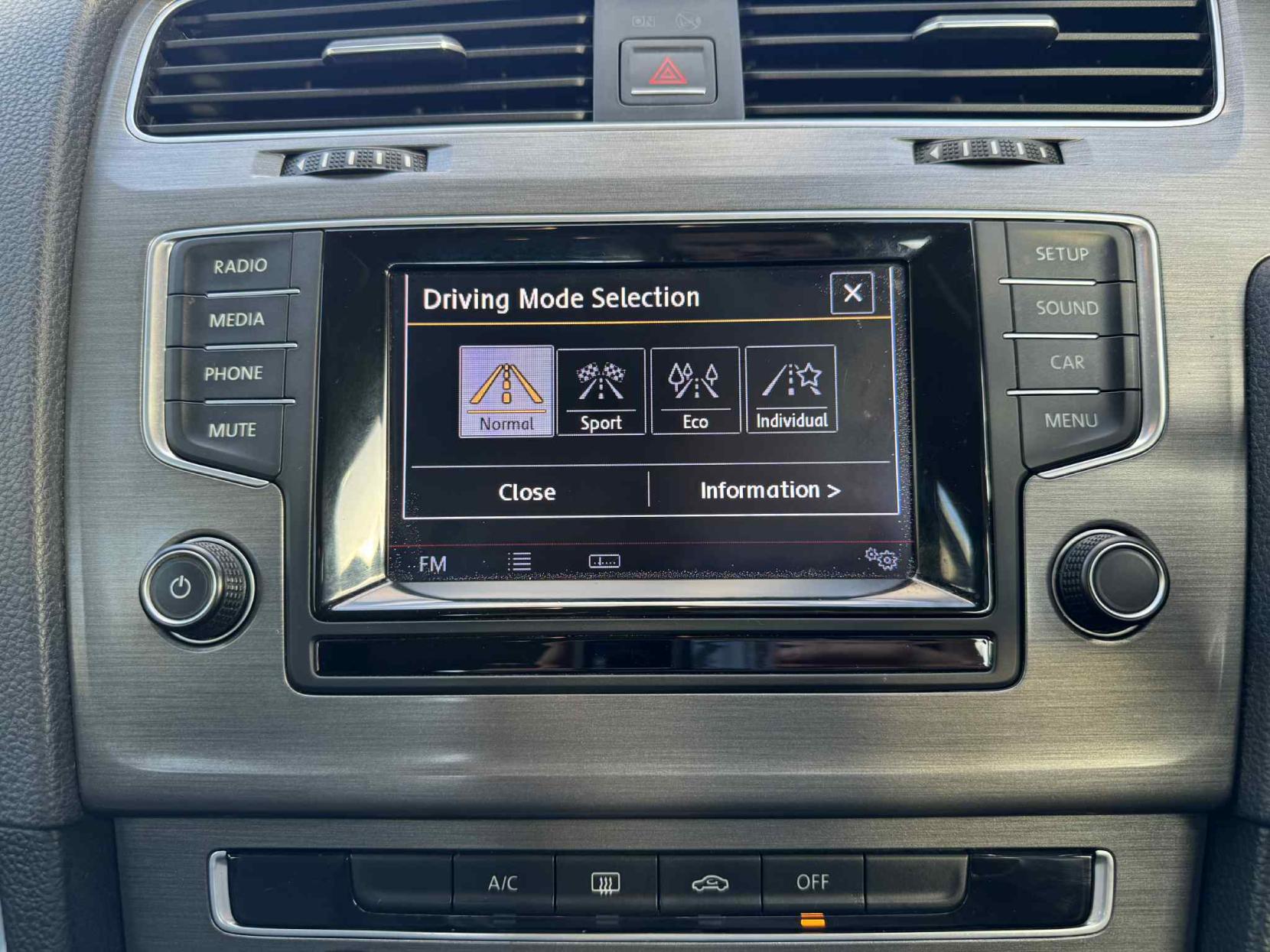 Volkswagen Golf 1.6 TDI BlueMotion Tech SE Hatchback 5dr Diesel Manual Euro 5 (s/s) (105 ps)