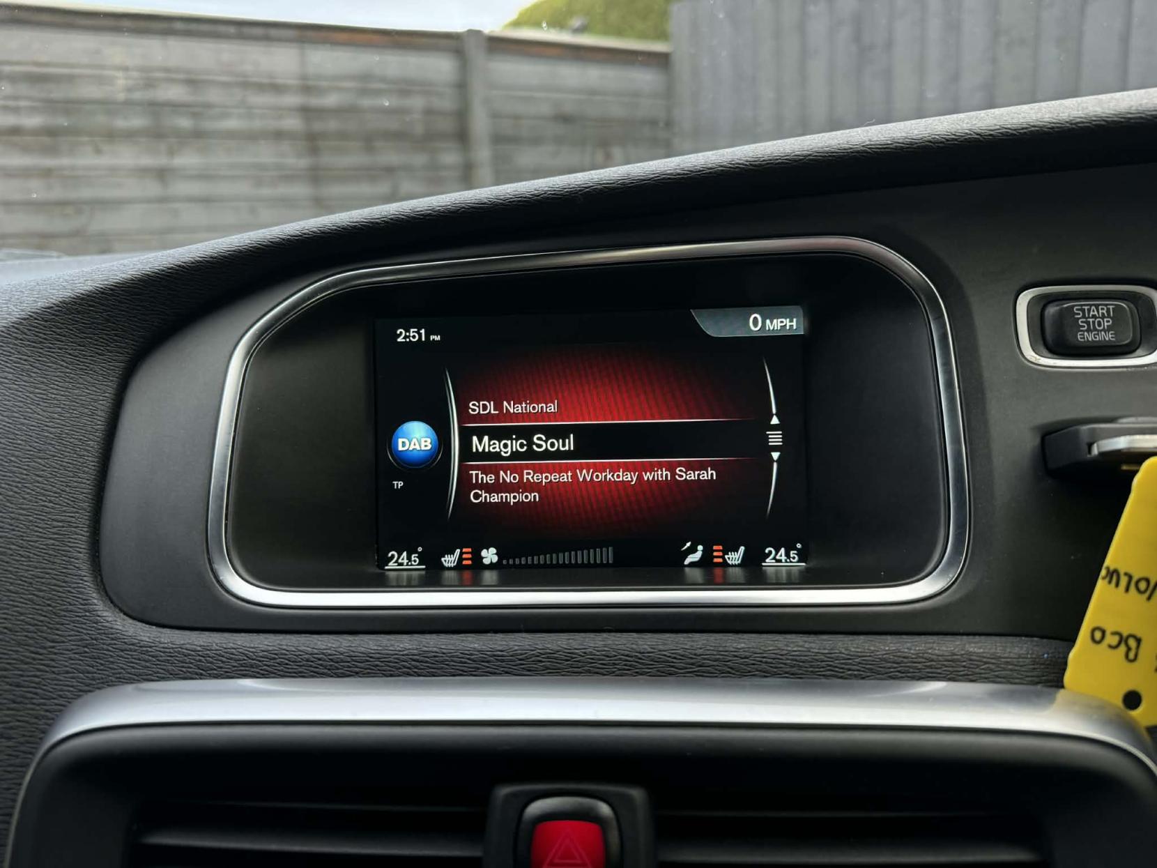 Volvo V40 2.0 T2 R-Design Nav Hatchback 5dr Petrol Manual Euro 6 (s/s) (122 ps)