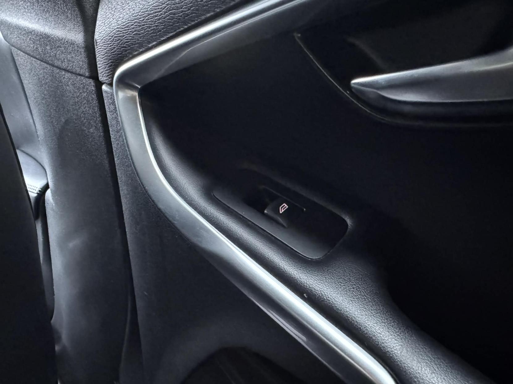 Volvo V40 2.0 T2 R-Design Nav Hatchback 5dr Petrol Manual Euro 6 (s/s) (122 ps)