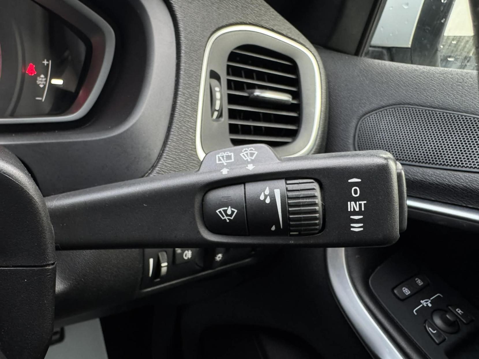 Volvo V40 2.0 T2 R-Design Nav Hatchback 5dr Petrol Manual Euro 6 (s/s) (122 ps)