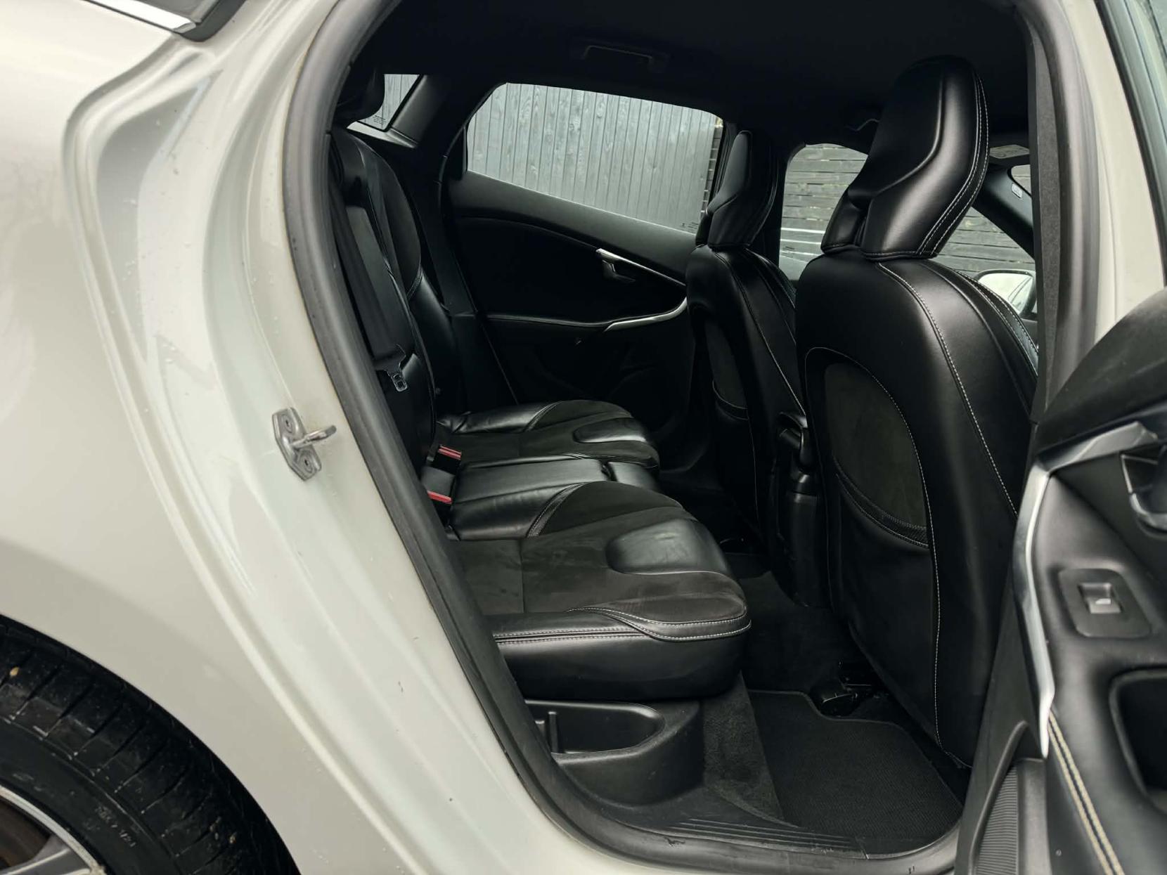 Volvo V40 2.0 T2 R-Design Nav Hatchback 5dr Petrol Manual Euro 6 (s/s) (122 ps)