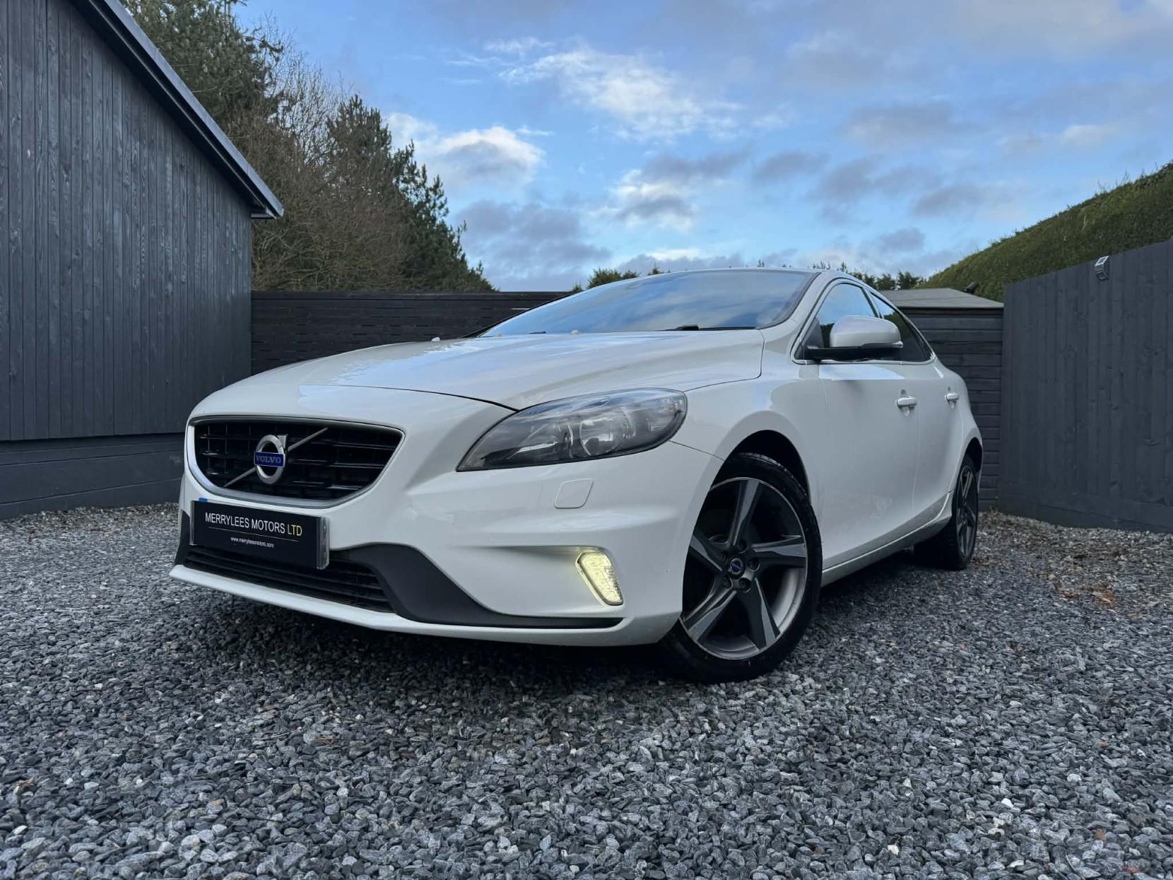 Volvo V40 2.0 T2 R-Design Nav Hatchback 5dr Petrol Manual Euro 6 (s/s) (122 ps)