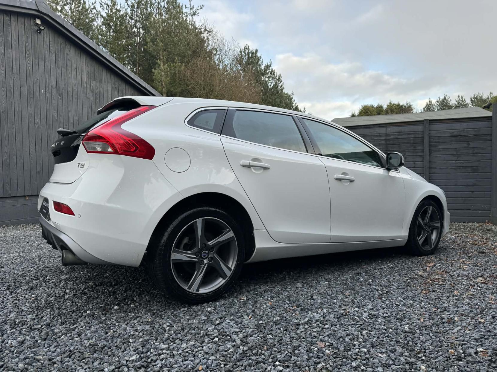 Volvo V40 2.0 T2 R-Design Nav Hatchback 5dr Petrol Manual Euro 6 (s/s) (122 ps)