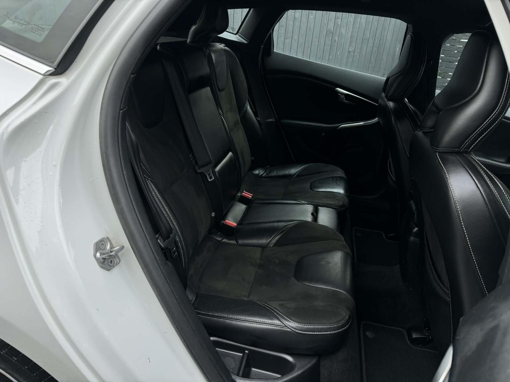 Volvo V40 2.0 T2 R-Design Nav Hatchback 5dr Petrol Manual Euro 6 (s/s) (122 ps)