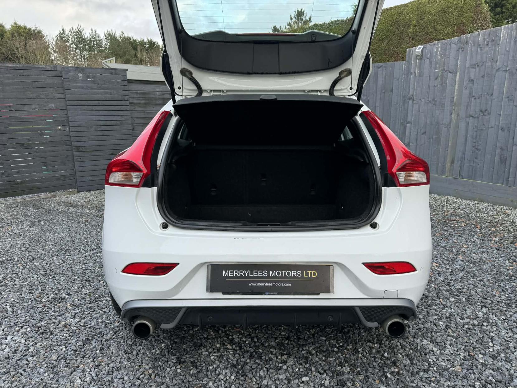 Volvo V40 2.0 T2 R-Design Nav Hatchback 5dr Petrol Manual Euro 6 (s/s) (122 ps)