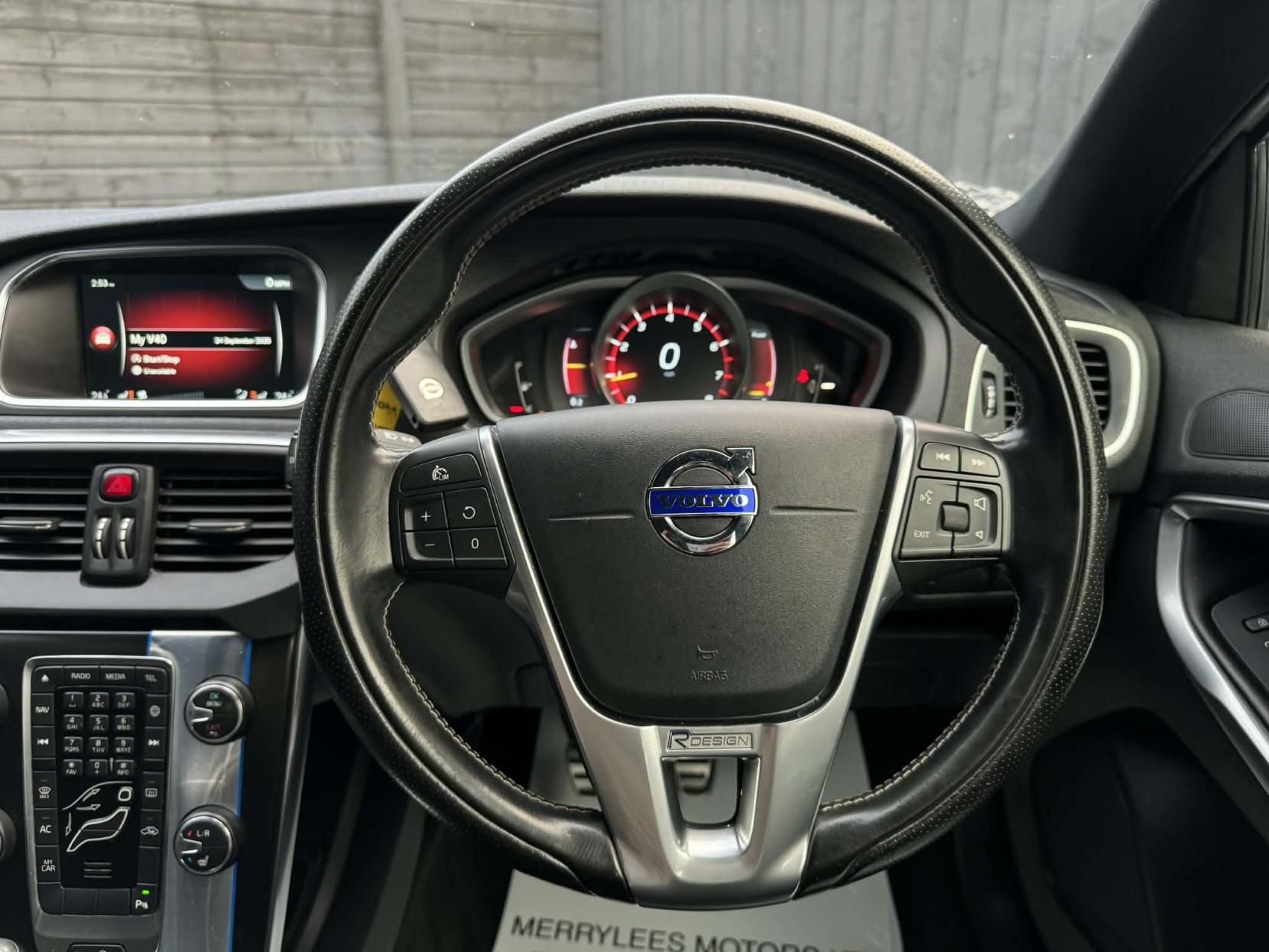 Volvo V40 2.0 T2 R-Design Nav Hatchback 5dr Petrol Manual Euro 6 (s/s) (122 ps)