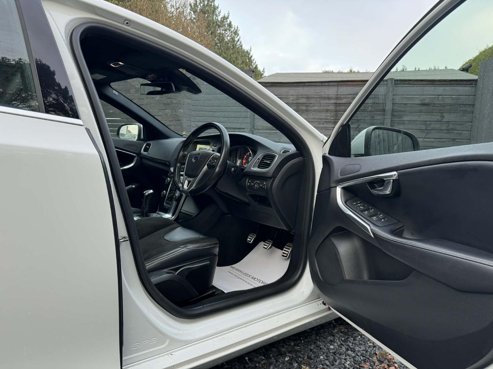 Volvo V40 2.0 T2 R-Design Nav Hatchback 5dr Petrol Manual Euro 6 (s/s) (122 ps)