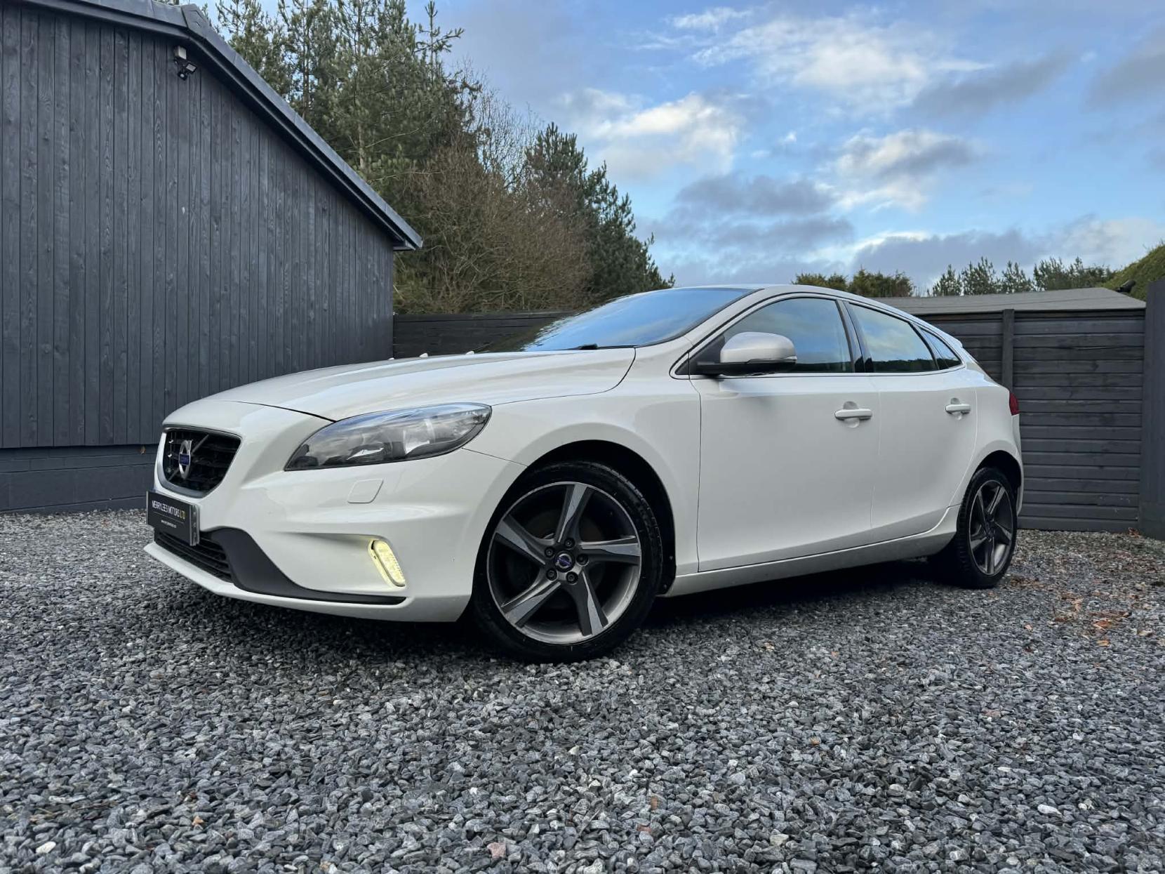 Volvo V40 2.0 T2 R-Design Nav Hatchback 5dr Petrol Manual Euro 6 (s/s) (122 ps)