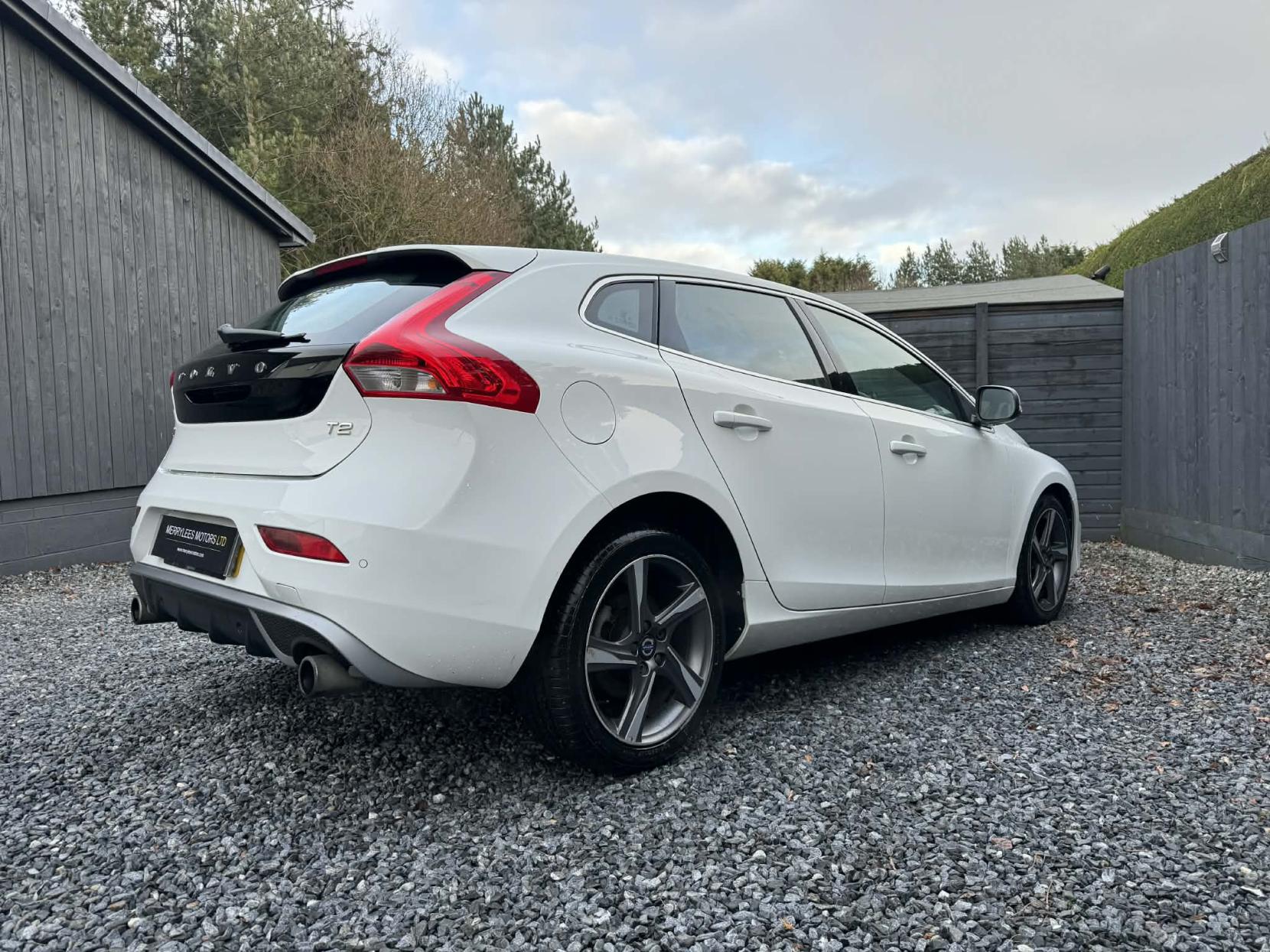 Volvo V40 2.0 T2 R-Design Nav Hatchback 5dr Petrol Manual Euro 6 (s/s) (122 ps)