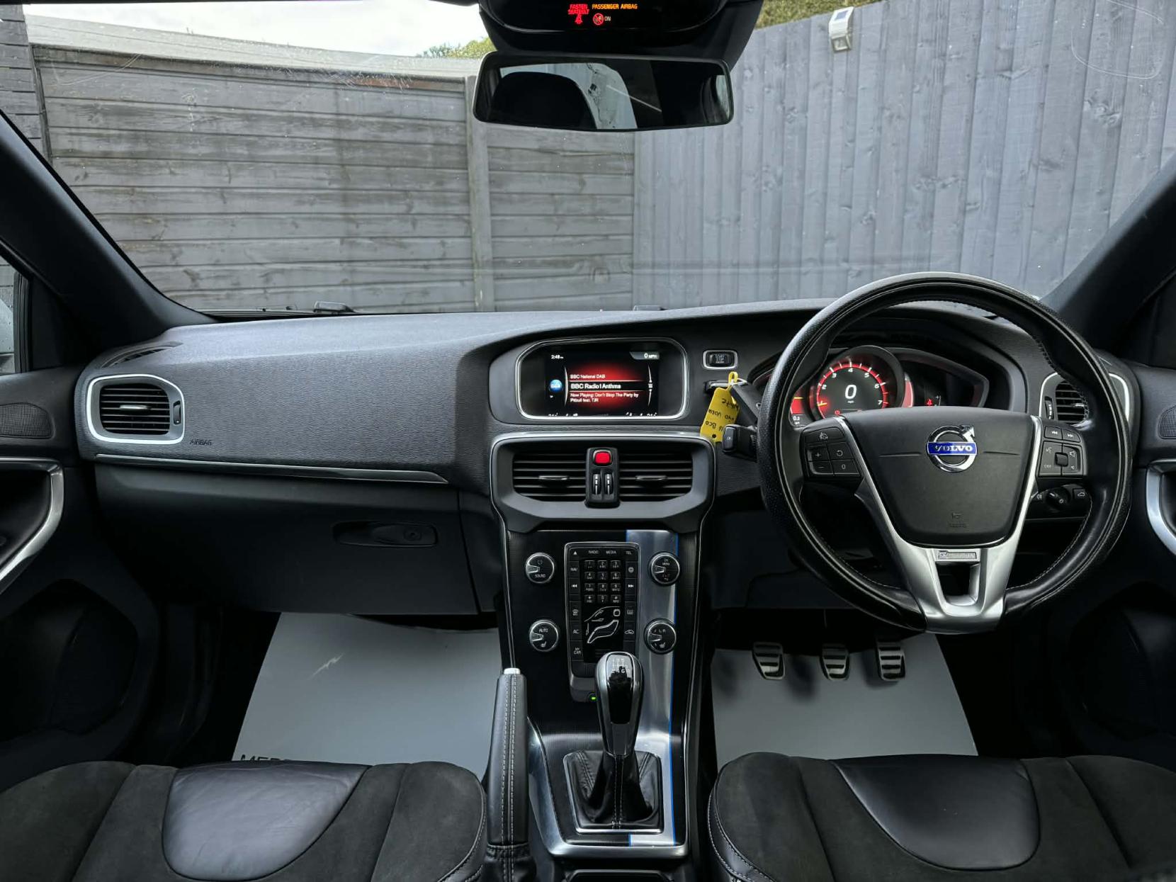 Volvo V40 2.0 T2 R-Design Nav Hatchback 5dr Petrol Manual Euro 6 (s/s) (122 ps)