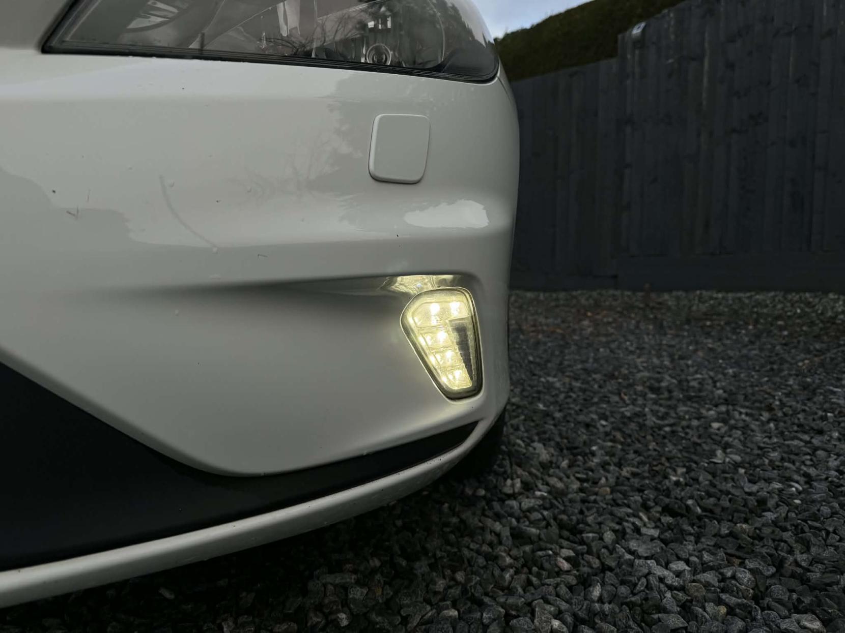 Volvo V40 2.0 T2 R-Design Nav Hatchback 5dr Petrol Manual Euro 6 (s/s) (122 ps)