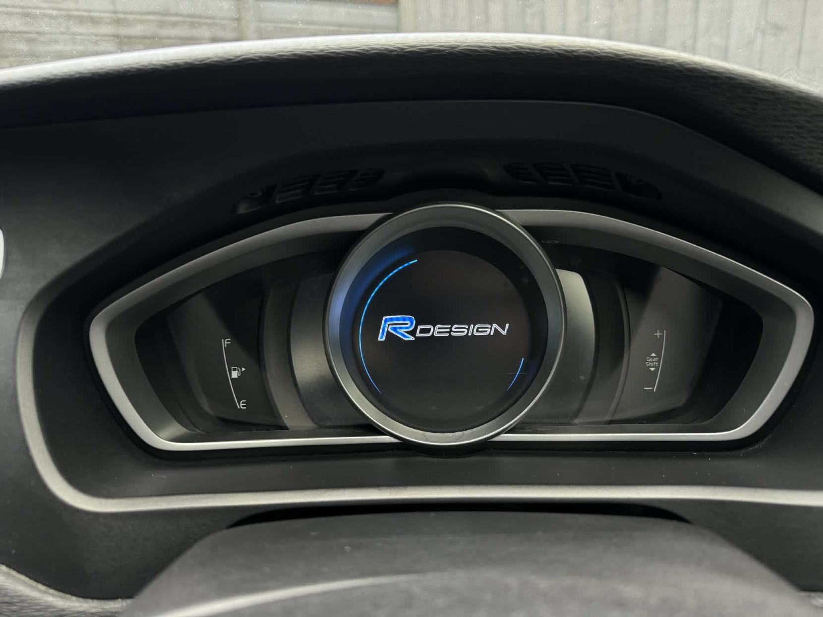 Volvo V40 2.0 T2 R-Design Nav Hatchback 5dr Petrol Manual Euro 6 (s/s) (122 ps)