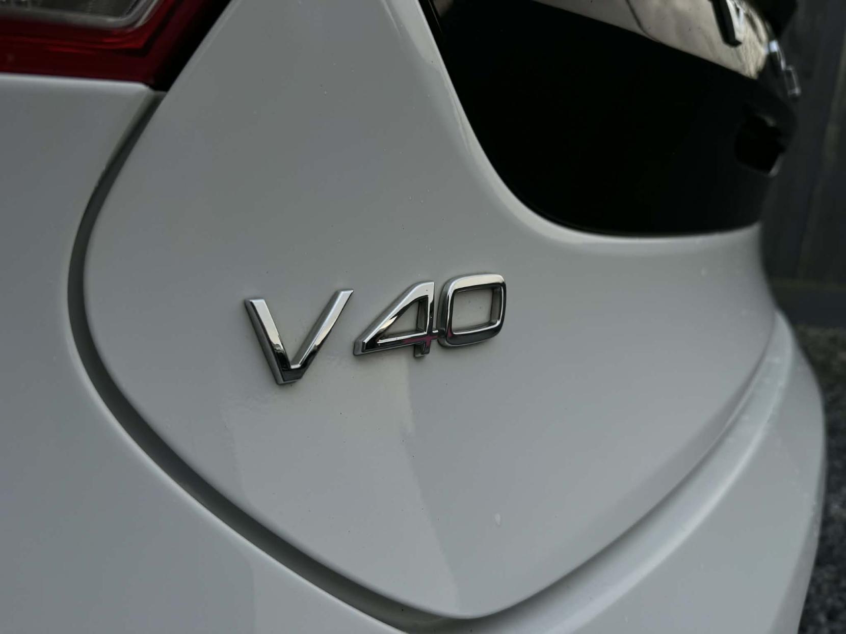 Volvo V40 2.0 T2 R-Design Nav Hatchback 5dr Petrol Manual Euro 6 (s/s) (122 ps)