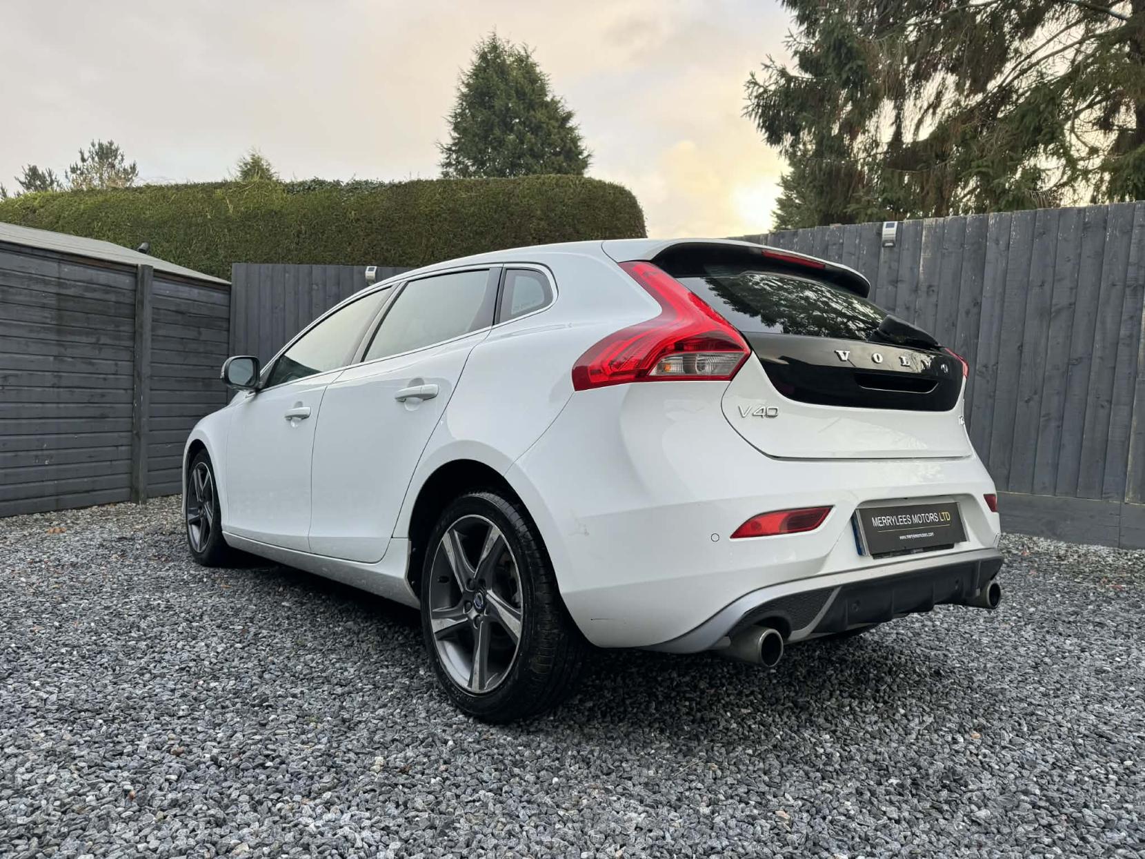 Volvo V40 2.0 T2 R-Design Nav Hatchback 5dr Petrol Manual Euro 6 (s/s) (122 ps)