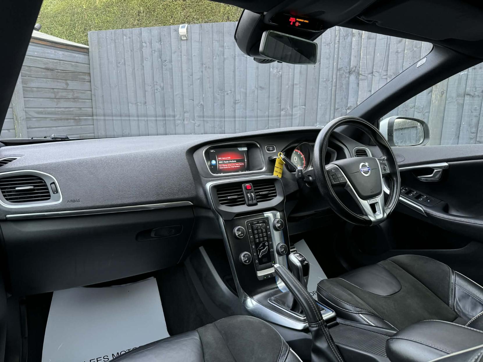 Volvo V40 2.0 T2 R-Design Nav Hatchback 5dr Petrol Manual Euro 6 (s/s) (122 ps)